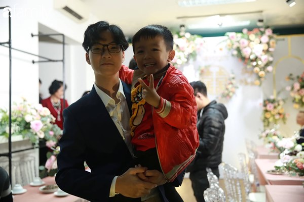 Con trai cưng của cầu thủ Văn Quyết từ lúc xuất hiện cứ liên tục làm duyên trong lễ cưới của dì Quỳnh Anh và chú Duy Mạnh-7