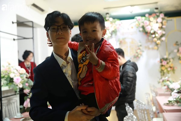 Con trai cưng của cầu thủ Văn Quyết từ lúc xuất hiện cứ liên tục làm duyên trong lễ cưới của dì Quỳnh Anh và chú Duy Mạnh-9