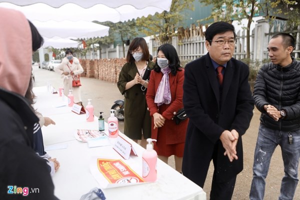 Duy Mạnh hôn Quỳnh Anh tại lễ đường cưới-24