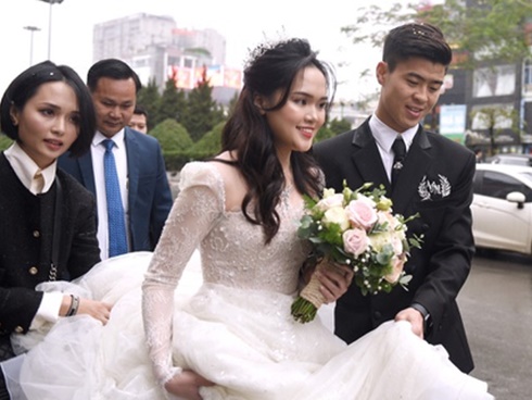 Đám cưới của Quỳnh Anh - Duy Mạnh: Chú rể cực kì bảnh bao, cô dâu xinh đẹp đeo dây chuyền đính 186 viên kim cương giá 800 triệu-11