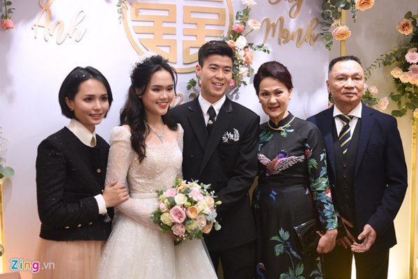 Duy Mạnh hôn Quỳnh Anh tại lễ đường cưới-20