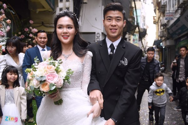 Duy Mạnh hôn Quỳnh Anh tại lễ đường cưới-21