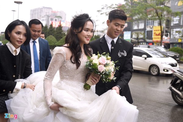 Duy Mạnh hôn Quỳnh Anh tại lễ đường cưới-22