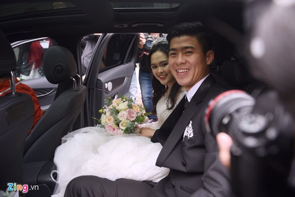 Duy Mạnh hôn Quỳnh Anh tại lễ đường cưới-23