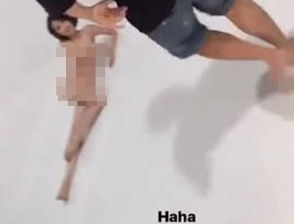 Đỏ mặt với hậu trường chụp nude của Ngọc Trinh: Khoả thân 100% cùng ekip đông người nhưng chẳng ngại ngùng-1