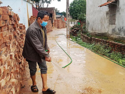 Thuốc khử trùng bao trùm làng quê có nhiều người nhiễm nCoV nhất cả nước