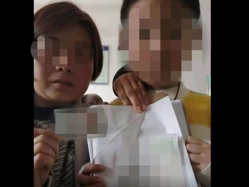 Trở về nhà với con trai 8 tuổi sau khi bị cách ly vì virus corona, bố mẹ tá hỏa xem tin nhắn điện thoại