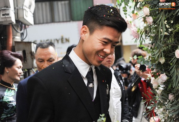 Đám cưới của Quỳnh Anh - Duy Mạnh: Chú rể cực kì bảnh bao, cô dâu xinh đẹp đeo dây chuyền đính 186 viên kim cương giá 800 triệu-4