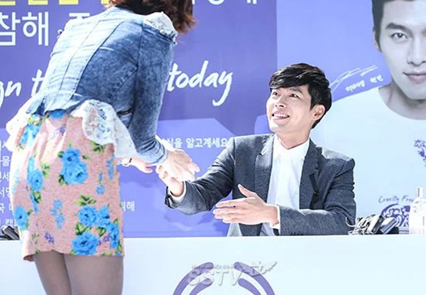 Tình cũ Song Hye Kyo Hyun Bin lộ bản tính vựa muối Kbiz mỗi khi gặp người hâm mộ-5