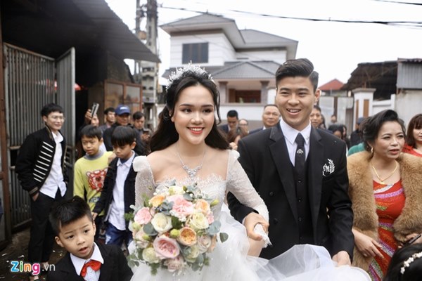 Duy Mạnh hôn Quỳnh Anh tại lễ đường cưới-17
