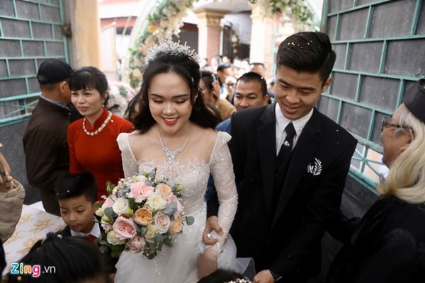 Duy Mạnh hôn Quỳnh Anh tại lễ đường cưới-18