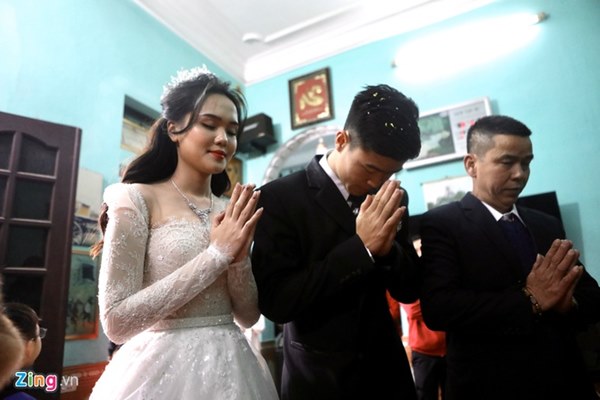 Duy Mạnh hôn Quỳnh Anh tại lễ đường cưới-14