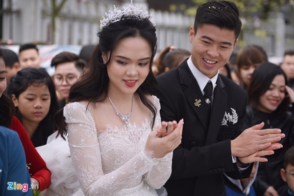 Duy Mạnh hôn Quỳnh Anh tại lễ đường cưới-15