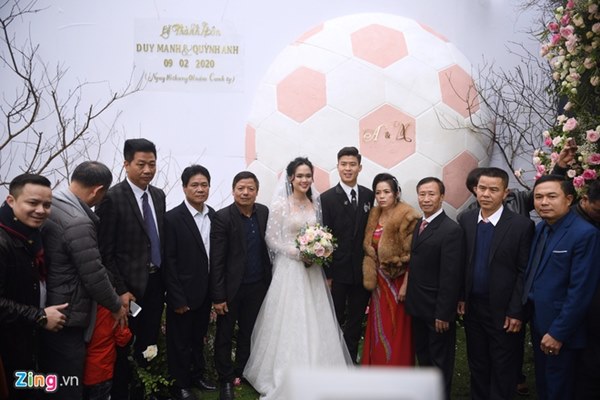 Duy Mạnh hôn Quỳnh Anh tại lễ đường cưới-16
