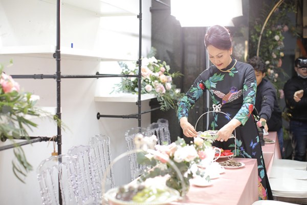 Thần thái phu nhân cựu chủ tịch CLB Sài Gòn làm dân tình tấm tắc: Mẹ đẹp và sang thế này bảo sao Quỳnh Anh không xinh-2