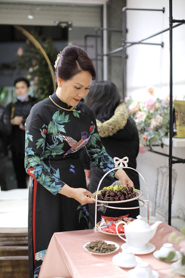 Thần thái phu nhân cựu chủ tịch CLB Sài Gòn làm dân tình tấm tắc: Mẹ đẹp và sang thế này bảo sao Quỳnh Anh không xinh-3