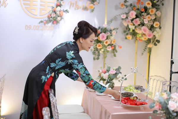 Thần thái phu nhân cựu chủ tịch CLB Sài Gòn làm dân tình tấm tắc: Mẹ đẹp và sang thế này bảo sao Quỳnh Anh không xinh-4