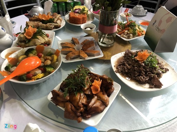 Duy Mạnh hôn Quỳnh Anh tại lễ đường cưới-12