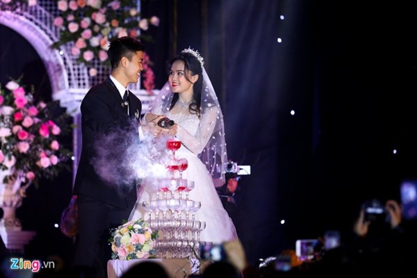 Duy Mạnh hôn Quỳnh Anh tại lễ đường cưới-1