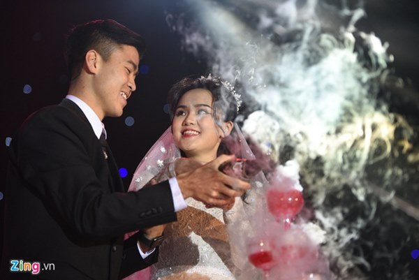 Duy Mạnh hôn Quỳnh Anh tại lễ đường cưới-2