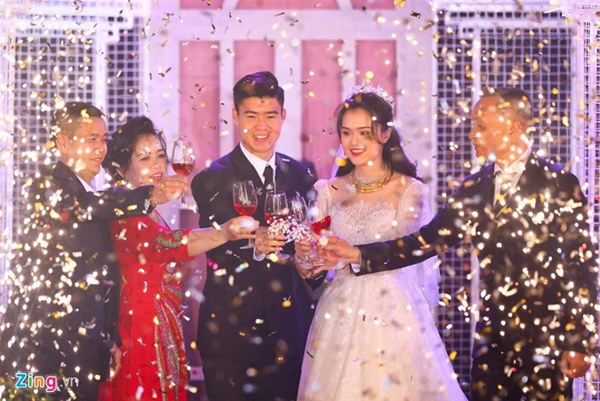 Duy Mạnh hôn Quỳnh Anh tại lễ đường cưới-3