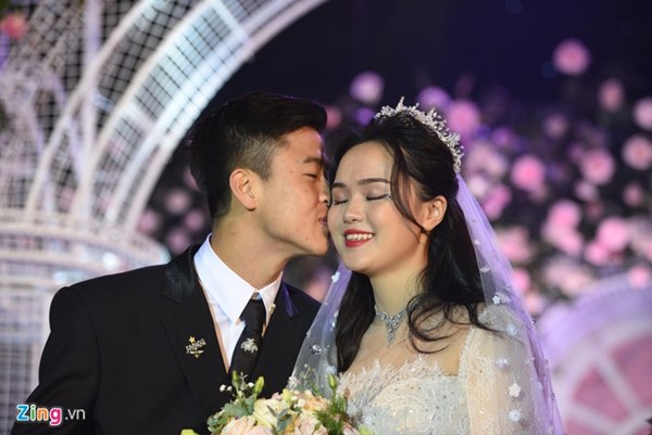 Duy Mạnh hôn Quỳnh Anh tại lễ đường cưới-4
