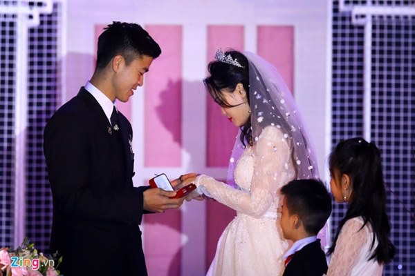 Duy Mạnh hôn Quỳnh Anh tại lễ đường cưới-5