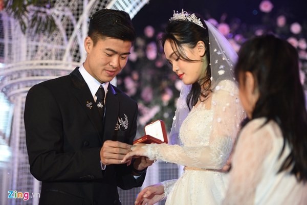 Duy Mạnh hôn Quỳnh Anh tại lễ đường cưới-6