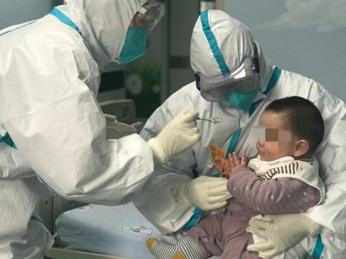 Câu chuyện về bé 6 tháng tuổi bị nhiễm virus corona phải ở một mình trong viện khi gia đình bị cách ly với những người mẹ 