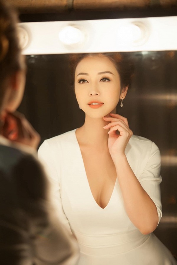 Chưa đầy 1 tháng sinh con, Jennifer Phạm gây mê với thân hình nuột nà và nhan sắc mặn mà-7