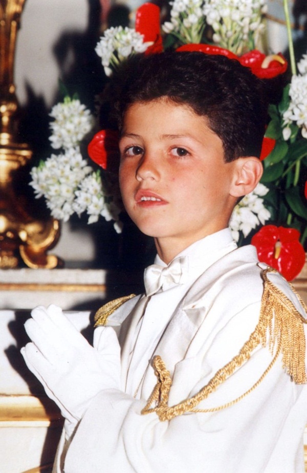 Công bố hàng loạt bức hình thuở nhỏ của Ronaldo: Bức nào cũng đáng yêu nhưng đáng chú ý nhất là nụ cười gượng gạo trong tấm ảnh thẻ-3