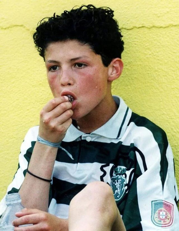 Công bố hàng loạt bức hình thuở nhỏ của Ronaldo: Bức nào cũng đáng yêu nhưng đáng chú ý nhất là nụ cười gượng gạo trong tấm ảnh thẻ-8