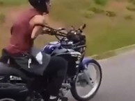 Nam thanh niên cụt tay bốc đầu xe máy trên đường