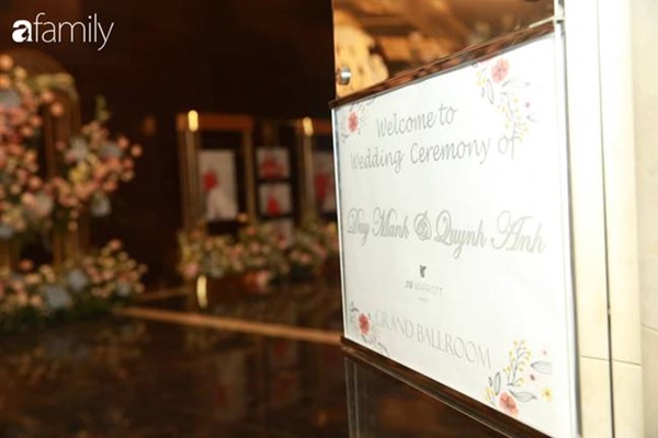 Chiếc váy trăm triệu của Quỳnh Anh được đặt giữa lễ đường, chiêm ngưỡng không gian sảnh cưới đẹp như cổ tích trước giờ G-1