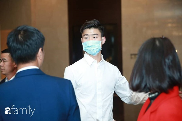 Chiếc váy trăm triệu của Quỳnh Anh được đặt giữa lễ đường, chiêm ngưỡng không gian sảnh cưới đẹp như cổ tích trước giờ G-16