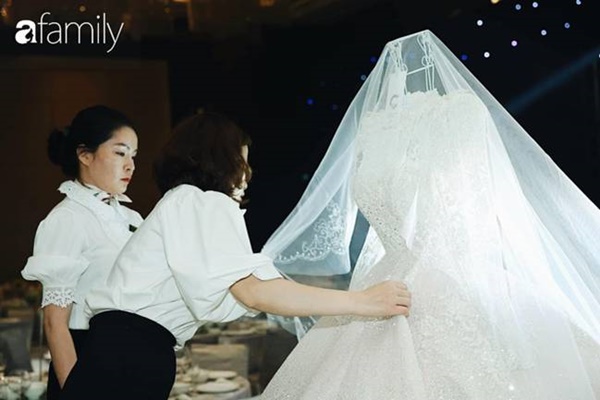 Chiếc váy trăm triệu của Quỳnh Anh được đặt giữa lễ đường, chiêm ngưỡng không gian sảnh cưới đẹp như cổ tích trước giờ G-18