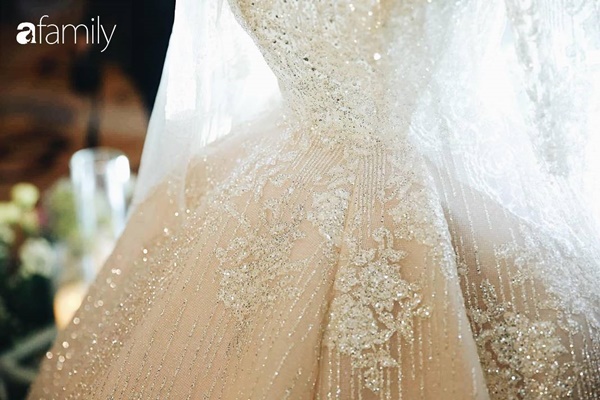 Chiếc váy trăm triệu của Quỳnh Anh được đặt giữa lễ đường, chiêm ngưỡng không gian sảnh cưới đẹp như cổ tích trước giờ G-19