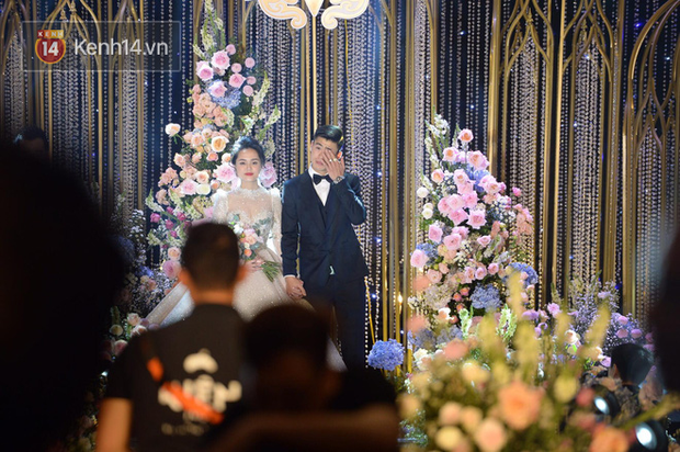 Duy Mạnh - Quỳnh Anh bật khóc trong đám cưới, bố cô dâu xúc động nhắn nhủ: Dẫu gian nan mong 2 con vẫn bên nhau-4