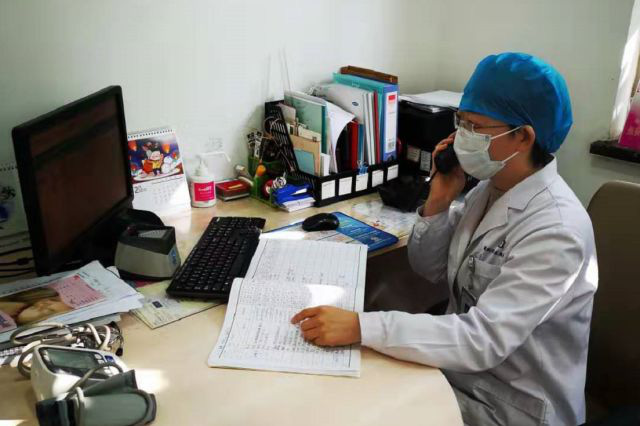 Cậu bé nghẹn ngào nhìn mẹ đi vào vùng dịch Vũ Hán hỏi Mẹ không yêu con nữa à?, câu trả lời của mẹ được khen nức nở-2