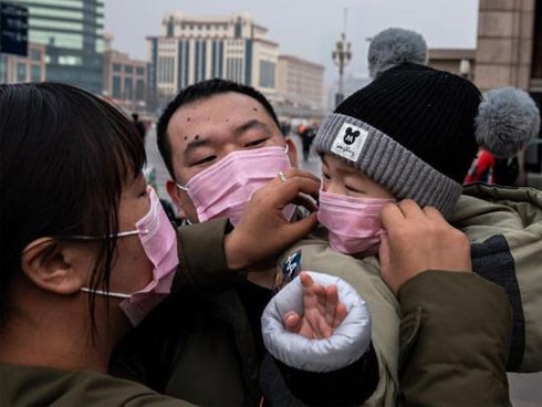 Cậu bé nghẹn ngào nhìn mẹ đi vào vùng dịch Vũ Hán hỏi