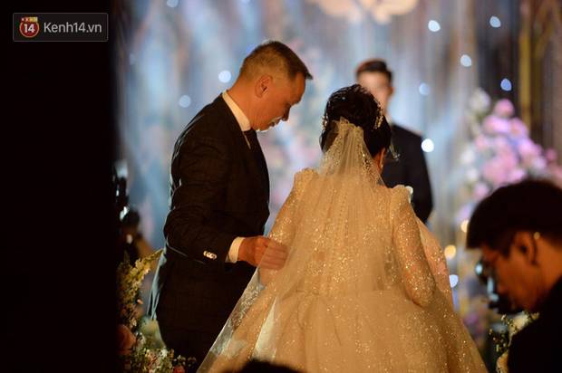 Loạt khoảnh khắc đẹp nức nở trong đám cưới Quỳnh Anh - Duy Mạnh: Cổ tích của công chúa và hoàng tử thật rồi!-3