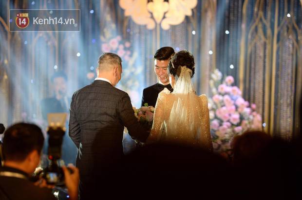 Loạt khoảnh khắc đẹp nức nở trong đám cưới Quỳnh Anh - Duy Mạnh: Cổ tích của công chúa và hoàng tử thật rồi!-5