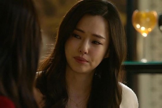 Cuộc điện thoại lúc nửa đêm khiến chồng tôi vội lao ngay ra ngoài, tôi tò mò bám theo thì ôm mặt khóc khi thấy cô gái trong xe ô tô