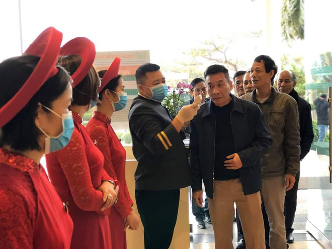 Đám cưới gây chú ý ngày Chủ Nhật: Khách đeo khẩu trang, xếp hàng đo thân nhiệt trước khi vào bàn tiệc-2