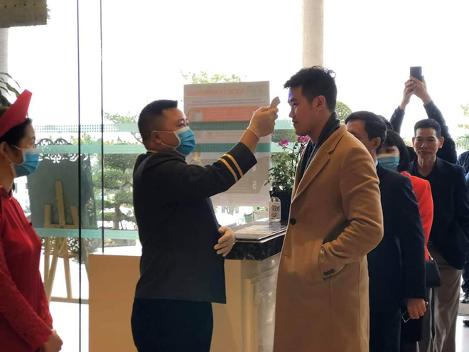 Đám cưới gây chú ý ngày Chủ Nhật: Khách đeo khẩu trang, xếp hàng đo thân nhiệt trước khi vào bàn tiệc-1