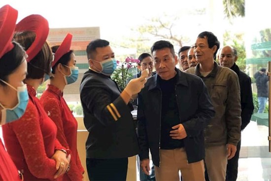 Đám cưới gây chú ý ngày Chủ Nhật: Khách đeo khẩu trang, xếp hàng đo thân nhiệt trước khi vào bàn tiệc