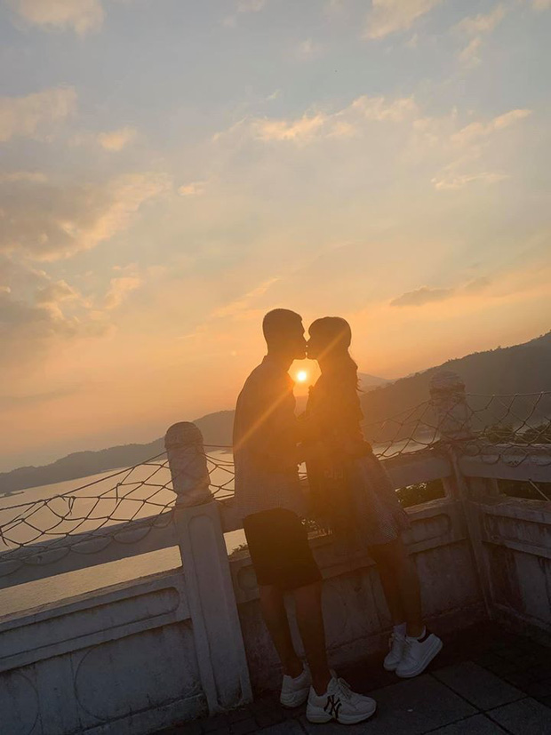 Nhận hoa cưới từ Duy Mạnh, Mạc Văn Khoa khoá môi bạn gái hotgirl nồng cháy: Tổng duyệt trước hôn lễ năm nay?-2