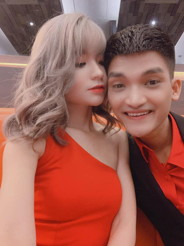 Nhận hoa cưới từ Duy Mạnh, Mạc Văn Khoa khoá môi bạn gái hotgirl nồng cháy: Tổng duyệt trước hôn lễ năm nay?-3