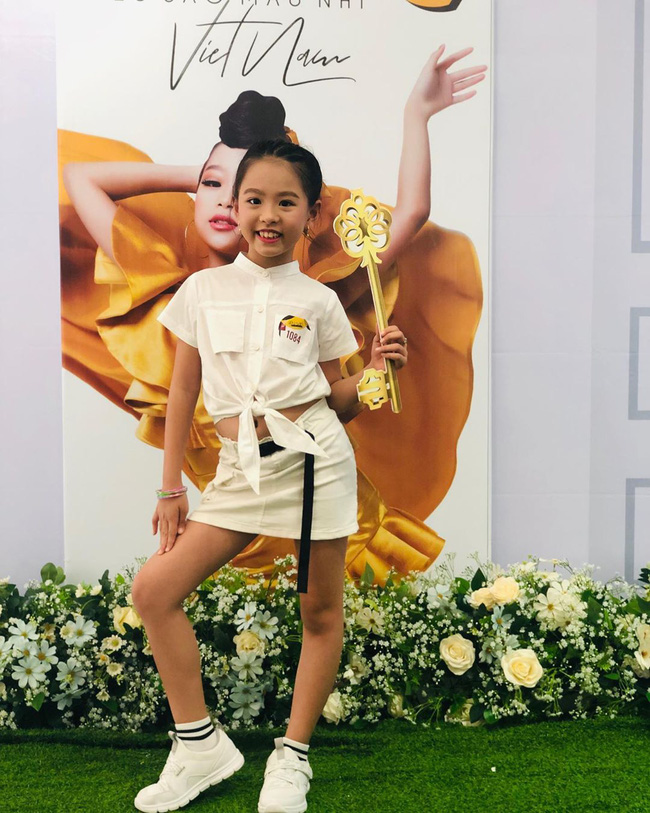 Chân dung người chị ruột xinh đẹp và cô cháu gái model nhí chuyên nghiệp vừa xuất hiện nổi bật trong đám cưới cậu Duy Mạnh ngày hôm qua-6