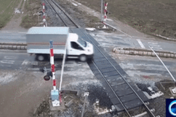 Xe tải liều lĩnh vượt đường ray, bị tàu hỏa đâm trúng